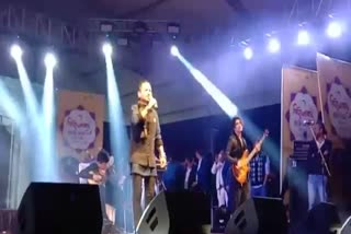 फिरोजाबाद महाेत्सव में प्रस्तुति देते गायक कैलाश खेर.