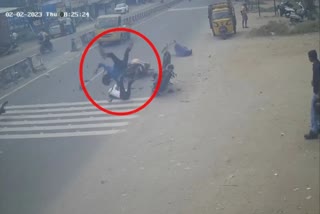 two wheeler collided  CCTV footage bike accident Coimbatore  mother and childern thrown away in bike collision  accident  two wheeler collision  ഇരുചക്ര വാഹനാപകടം  അപകടം  ബൈക്ക് അപകടം സിസിടിവി ദൃശ്യങ്ങൾ  വാഹനം കൂട്ടിയിടിച്ച് അഞ്ച് പേർ തെറിച്ച് വീണു  ദേശീയ വാർത്തകൾ  മലയാളം വാർത്തകൾ  ഇരുചക്രവാഹനങ്ങൾ  ബൈക്കുമായി കൂട്ടിയിടി  സിസിടിവി ദൃശ്യങ്ങൾ  Coimbatore accident