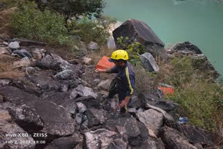 One person died after a truck fell into a ditch near Devprayag