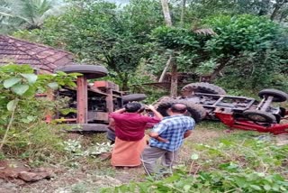 pta accident  Tractor accident in Pathanmthitta  കോണ്‍ക്രീറ്റ് മിക്‌സറുമായെത്തിയ ട്രാക്‌ടര്‍  ട്രാക്‌ടര്‍ നിയന്ത്രണം വിട്ട് മറിഞ്ഞു  ഡ്രൈവര്‍ മരിച്ചു  പത്തനംതിട്ട വാര്‍ത്തകള്‍  പത്തനംതിട്ട ജില്ല വാര്‍ത്തകള്‍  accident death in Pathanamthitta  Tractor accident  road accident news updates