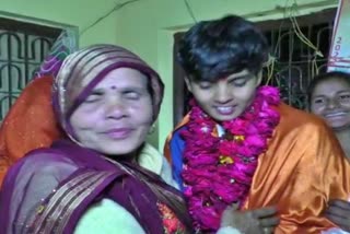 Cricketer Sonam Yadav  under 19 t20 world cup  Cricketer Sonam Yadav reached her home  under 19 t20 world cup result  under 19 t20 world cup 2023  ಕಾರ್ಮಿಕನ ಮಗಳು ಸೋನಮ್​ ಯಾದವ್​ಗೆ ಅದ್ಧೂರಿ ಸ್ವಾಗತ  ಅಂಡರ್ 19 ಟಿ20 ವಿಶ್ವಕಪ್  ಸೋನಮ್ ಯಾದವ್ ಗುರುವಾರ ತಮ್ಮ ಮನೆಗೆ ಮರಳಿದ್ದಾರೆ  ಯಾದವ್ ಅವರನ್ನು ಅನೇಕ ಸ್ಥಳಗಳಲ್ಲಿ ಆತ್ಮೀಯವಾಗಿ ಸ್ವಾಗತ  ಸೋನಮ್ ಯಾದವ್ ಜಿಂದಾಬಾದ್  ರವೀಂದ್ರ ಜಡೇಜಾ ತಮ್ಮ ಆರಾಧ್ಯ ದೈವ  ಸೋನಮ್ ಯಾದವ್ ಅವರ ತಂದೆ ಮುಖೇಶ್ ಯಾದವ್