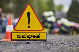 people killed in road accident  road accident in Pakistan  truck and bus collide in Pakistan  ಭೀಕರ ರಸ್ತೆ ಅಪಘಾತ  ಬಸ್​ನಲ್ಲಿ ಸಿಲುಕಿಕೊಂಡು 17 ಜನ ಸಾವು  ಪಾಕಿಸ್ತಾನದ ವಾಯುವ್ಯ ಖೈಬರ್ ಪಖ್ತುಂಖ್ವಾ ಪ್ರಾಂತ್ಯ  ಬಸ್​ ಮತ್ತು ಟ್ರಕ್‌ ಮಧ್ಯೆ ಮುಖಾಮುಖಿ ಡಿಕ್ಕಿ  ಬಸ್​ ಟ್ರಕ್​ ಮುಖಾಮುಖಿ ಡಿಕ್ಕಿ  ಹಂಗಾಮಿ ಮುಖ್ಯಮಂತ್ರಿ ಆಜಂ ಖಾನ್ ಸಂತಾಪ  ಆತ್ಮಾಹುತಿ ದಾಳಿಗೆ ಬೆಚ್ಚಿಬಿದ್ದ ಪಾಕಿಸ್ತಾನ