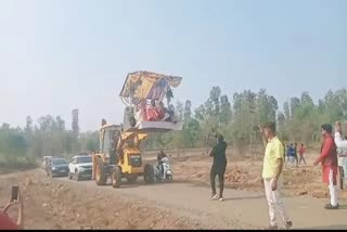 gujarat couple wedding procession on JCB