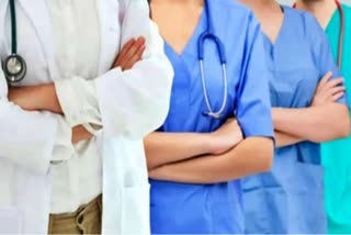 senior medical official captured enjoying face massage from female colleague in Bihar  senior medical official enjoying face massage  മസാജ്‌  ബീഹാറിലെ ഖഗാരിയ ജില്ല  വനിതാ ജീവനക്കാരിയെ കൊണ്ട് മസാജ്  ബീഹാറില്‍ ഡോക്‌ടറുടെ മസാജ് വൈറല്‍  Doctor make female employee massage  viral video of doctor massage Bihar