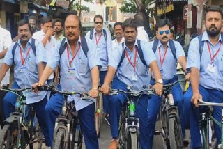 Puducherry Assembly  Puducherry  DMK MLAs  DMK MLAs wear school uniforms for protest  MLAs wear school uniforms and travelled on cycle  വിദ്യാര്‍ഥികള്‍ക്ക് യൂണിഫോം  എംഎല്‍എമാരുടെ വേറിട്ട പ്രതിഷേധം  വേറിട്ട പ്രതിഷേധം  സര്‍ക്കാര്‍ സ്‌കൂളുകളില്‍ വിദ്യാര്‍ഥികള്‍  സൈക്കിളുകള്‍  ലാപ്‌ടോപ്  ഡിഎംകെ എംഎല്‍എമാര്‍  ഡിഎംകെ  എംഎല്‍എമാര്‍  പ്രതിപക്ഷ എംഎല്‍എമാര്‍