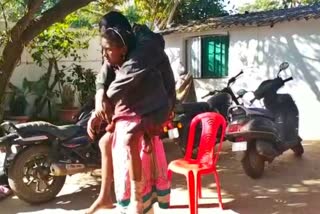 dindori-daughter-reached-mla-house-carrying-sick-father-on-her-shoulder