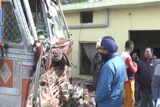 An uncontrolled truck suddenly rammed into Hajipur's house, a family member died