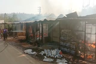 Big Fire in Valsad: શોર્ટ સર્કિટના કારણે લાગેલી આગે દુકાનદારોને આપ્યો 440 વોલ્ટનો ઝટકો, લાખોનું નુકસાન