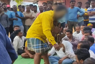 KANKER CRIME NEWS PANCHAYAT IN KANKER ON DISPUTE OF HUSBAND AND WIFE HUSBAND BEATEN ON SUSPICION OF WIFE GARLAND OF SHOES TO HUSBAND FRIEND