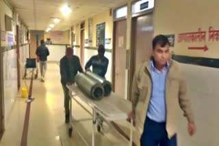 Hospital staff with the help of the people took 10 oxygen cylinders back to the hospital.