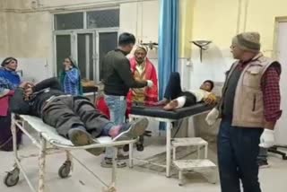 मथुरा के महावन इलाके में हुए हादसे के बाद घायलाें काे अस्पताल में भर्ती कराया गया है.