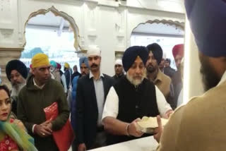 Sukhbir Badal and Harsimrat Kaur bowed down at Darbar Sahib