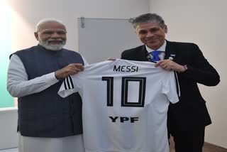 Pablo Gonzalez presented Messi's jersey to PM Modi
