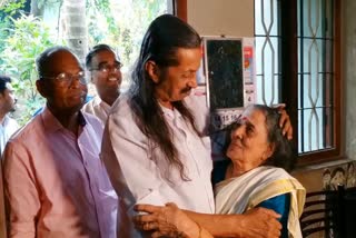 CPI Leader Pannyan Raveendran  Pannyan Raveendran  CPI Leader  Pannyan Raveendran visits Ammalukutty Amma  Kozhikkode  ഇടിവി ഭാരത് ബിഗ് ഇംപാക്‌ട്  ഇടിവി ഭാരത്  അമ്മാളുക്കുട്ടി അമ്മയെ കാണാന്‍  പ്രിയ സഖാവ്  പന്ന്യൻ രവീന്ദ്രന്‍  അമ്മാളുക്കുട്ടി അമ്മ  കോഴിക്കോട്  പന്ന്യൻ