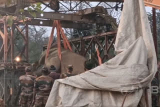 Elephant Moti is being lifted with the help of a crane in Uttarakhand.