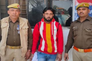 फिरोजाबाद में फर्जी  मुकदमा कराने के आराेपी काे पुलिस ने पकड़ लिया.