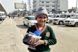 Prince, a Sikh child of Ludhiana, is raising his family by selling socks