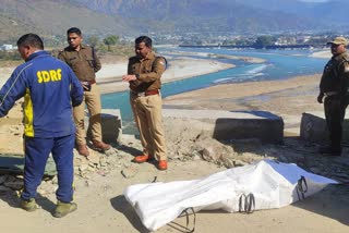 dead body found from Alaknanda river