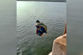 Saree-clad elderly women diving into Thamirabarani river