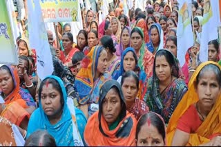 Beneficiaries protest in front of block office