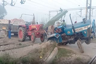 Tractor trolley stuck while crossing railway gate
