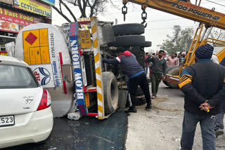 Oil tanker overturned in Rupnagar, people filled the vessels with oil