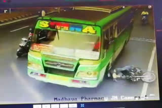 accident death in ernakulam  accident death  accident in ernakulam  bike accident  bus accident ernakulam  kochi accident death  എറണാകുളം അപകടം  എറണാകുളം വാഹനാപകടം  വാഹനാപകടത്തിൽ ഒരു മരണം  സ്വകാര്യ ബസ് ഇടിച്ച് മരണം  ബൈക്ക് യാത്രികന് ദാരുണാന്ത്യം  അപകടം  accident in highcourt junction  ഹൈക്കോടതി ജംഗ്‌ഷനിൽ വാഹനാപകടം  ബസ് ഇടിച്ച് ബൈക്ക് യാത്രികന് ദാരുണാന്ത്യം