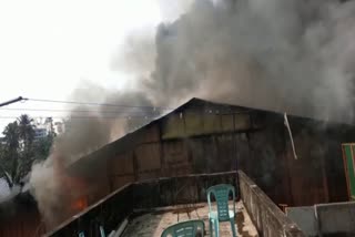 fire on aquarium unit  trivandrum fire  fire on fish tank making godown  latest news in trivandrum  latest news today  അക്കോറിയം യൂണിറ്റിന് തീപിടിച്ചു  തിരുവനന്തപുരത്ത് അക്കോറിയം യൂണിറ്റിന് തീപിടിച്ചു  ഫിഷ് ടാങ്ക് നിർമാണ ഗോഡൗണില്‍ തീപിടുത്തം  ഫിഷ് ടാങ്ക് നിർമാണ ഗോഡൗണിലെ അക്കോറിയം  തിരുവനന്തപുരം ഏറ്റവും പുതിയ വാര്‍ത്ത  ഇന്നത്തെ പ്രധാന വാര്‍ത്ത