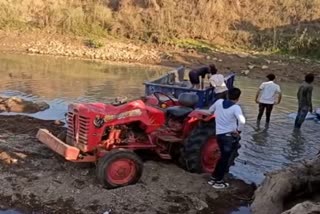 tractor trolley driver jump from vehicle