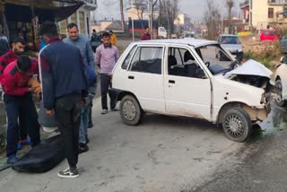सुंदरनगर में कार खंभे से टकराई