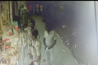 Viral video: பேக்கரியில் இருந்து வணிகரை மிரட்டி போலீசார் திண்பண்டங்கள் வாங்கும் வீடியோ-நடத்தது என்ன?