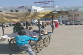 7-yr old boy carries ailing father in push cart in MP's Singrauli; no ambulance from 108