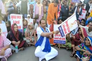 pritam lodhi and supporter block road in gwalior