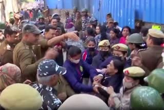 women-protesters-throw-chilli-powder-at-police-during-ddas-demolition-drive-detained