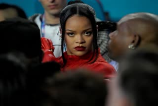 Rihanna performs live after seven years  ഏഴ് വര്‍ഷങ്ങള്‍ക്ക് ശേഷം ലൈവ് ഷോയുമായി റിഹാന  ലൈവ് ഷോ അവതരിപ്പിച്ച് റിഹാന  റിഹാന  ഗായിക റിഹാന  അമ്മയായ ശേഷമുള്ള ആദ്യ പ്രോഗ്രാം  റിഹാനയുടെ ആദ്യ ലൈവ് ഷോ  നിരവധി ഹിറ്റുകള്‍ പാടി റിഹാന കാണികളെ കയ്യിലെടുത്തു  നിരവധി ഹിറ്റുകള്‍ പാടി റിഹാന  Rihanna sang and danced to her hits  Rihanna performed well known hits  Rihanna performed at Super Bowl  Rihanna hinted she was pregnant during the show  Rihanna about Super Bowl halftime challenges  Rihanna about her motherhood  Rihanna about Super Bowl performance  Rihanna said fitting her 18 year catalog  Chris Stapleton made the national anthem at show  Nick Sirianni Jason Kelce had tears in  Chris emotional performance  Stapleton sang the anthem as a plaintive ballad  Stapleton dressed simply in smooth black denim  Chris Stapleton  Rihanna