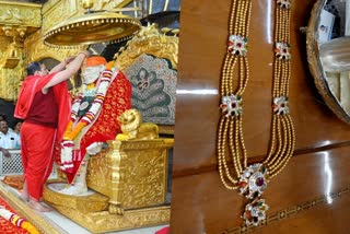 devotee offered Navratna necklace to Sai Baba