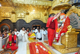 Devotees from Hyderabad donate gold necklace worth Rs 30 lakhs to Saibaba Sansthan