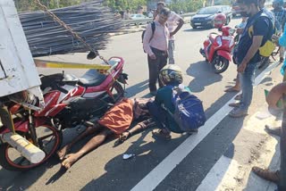 National Highway  The biker dies  biker dies by hitting the parked lorry  കമ്പി കയറ്റിയ ലോറി  ലോറിക്ക് പുറകിൽ ബൈക്കിടിച്ച്  യാത്രക്കാരന് ദാരുണാന്ത്യം  തൃശൂര്‍ ദേശീയപാത  അപകട സൂചനകളില്ലാത്തത്  തൃശൂര്‍  ദേശീയപാത