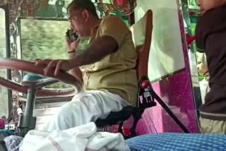 Mobile phone Mobile phone usage during Bus driving  police action towards driver  Police recemented to suspend Driving license  suspend Driving license  mobile phone while driving  ബസ്‌ ഓടിക്കുന്നതിനിടെ മൊബൈൽ ഫോണ്‍ ഉപയോഗം  ഡ്രൈവർക്കെതിരെ പൊലീസ് നടപടി  ബസ് ഓടിക്കുന്നതിനിടെ  കിലോമീറ്ററുകളോളം മൊബൈൽ ഫോണിൽ  ഡ്രൈവറുടെ ലൈസൻസ്  ലൈസൻസ് സസ്പെൻഡ് ചെയ്യാൻ മോട്ടോർ വാഹനവകുപ്പ്  കോഴിക്കോട്  ബസ്  Mobile phone  Bus driving