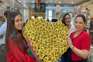 Etv BharatSurat girl gifted her husband a bouquet of gold roses made in heart shape on Valentines Day