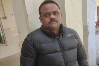 कानपुर में पूर्व पार्षद मन्नू रहमान काे पुलिस ने गिरफ्तार कर लिया.