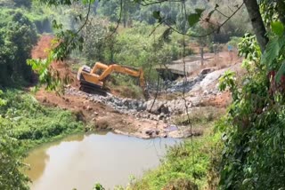 PV Anwar MLA  Kakadampoil resort of PV Anwar MLA  barricade at Kakkadampoil resort  Kakkadampoil resort barricade demolished  kerala news  kozhikode news  പി വി അൻവർ എംഎൽഎ  കക്കാടംപൊയിൽ റിസോർട്ടിലെ തടയണ  തടയണ  തടയണ പൊളിക്കാൻ ഹൈക്കോടതി  ഹൈക്കോടതി  കോഴിക്കോട് വാർത്തകൾ  കേരള വാർത്തകൾ