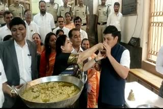 Halwa Ceremony: સુરત મનપાના બજેટ સેશનમાં પહેલી વખત હલવા સેરેમની, વિપક્ષની ગેરહાજરી