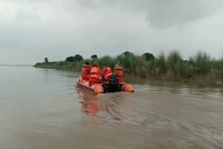 मनेर में एक नाव गंगा नदी में डूब गई