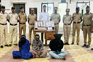 Women arrested for stealing jewelery in crowd at ST stand; 10 tola jewelery seized, 16 crimes revealed