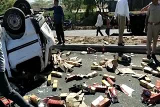 Surendranagar Car Accident: રાજસ્થાનથી દારૂ ભરીને આવતી ઈકોનો અકસ્માત, રસ્તા પર રેલમછેલ