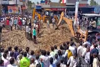 tractor full of sugarcane overturned