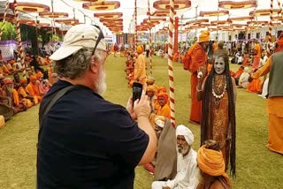 Maha Shivratri: યુરોપિયન્સ રંગાયા ભારતીય સંસ્કૃતિના રંગમાં, મહાશિવરાત્રિ મેળામાં જામી ભીડ