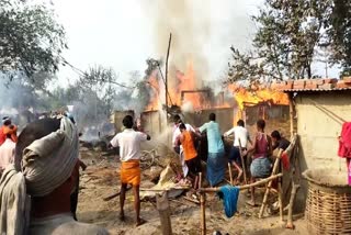बगहा में आग से सात घर जलकर राख