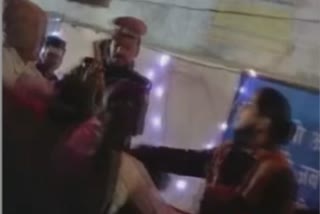 Gorakhpur news inspector slapped the woman who reached for darshan-worship in Mukteshwarnath temple, video viral